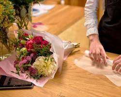 Image of Fleurs décorant un espace de travail