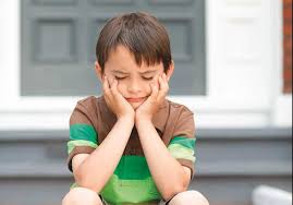 תוצאת תמונה עבור ילד עצוב ליד ההורים שלו