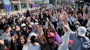 Fenomena BTS di Gwanghwamun: Saat 'netflix' Jadi Sebuah Kata Kunci di Tengah Gelombang ARMY