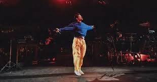 Harry Styles | Assista ao primeiro show da turnê hoje (8) na Netflix