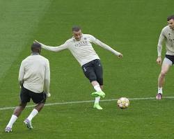 Gambar teknik menendang bola sepak bola