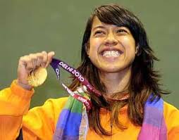 Malaysia&#39;s World no 1 Nicol David celebrate with the gold medal after beating England&#39;s Jenny Duncalf at Srifot sports complex in New Delhi Friday. - p72-nicolmedal