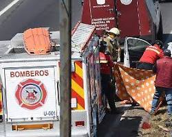Imagen de accidente carretera MéxicoToluca patrulla servicios emergencia