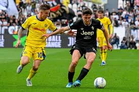 Juventus nie wykorzystał potknięcia Milanu, kapitalny gol Vlahovicia z rzutu wolnego