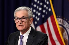 Apesar de pressão de Trump, Fed interrompe cortes e mantém taxa de juros inalterada nos EUA