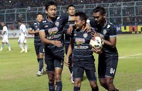 Hasil gambar untuk Foto Arema Vs Gresik Piala Jenderal Sudirman