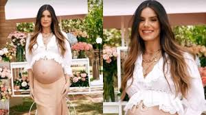 Camila Queiroz compartilha detalhes do chá de bebê de sua filha