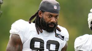 Falcons' Za'Darius Smith Retired Last Year Due to Mother's Declining Health