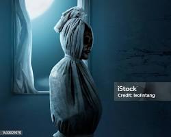 Image of Ilustrasi pocong dengan kain kafan putih