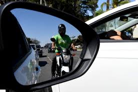 Corrida contra o algoritmo expõe entregadores a riscos no trânsito