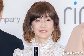 松本伊代、AKB48ミニスカ衣装から美脚スラリ「現役アイドルみたい」「似合ってて可愛すぎる」の声（モデルプレス）