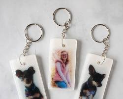 keychain made of resin with a pet photoの画像