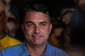 Maioridade penal, fim da reeleição e limites ao STF: as mudanças na Constituição defendidas por Flávio Bolsonaro