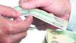 يرشو موظفاً لتمكينه من الخروج