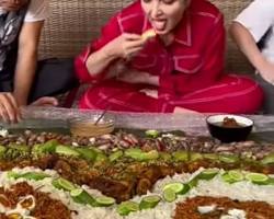 Gambar Keluarga menikmati nasi liwet di atas daun pisang