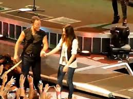 Bruce Springsteens dochter doet een Courteney Cox-je in ...