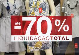 Resultado de imagem para vitrines com liquidações no Brasil - imagens