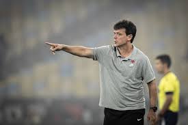 Das vaias ao aproveitamento: Diniz vê cobrança crescer em temporada mais ambiciosa no Vasco