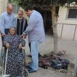 وزير الداخلية يمنح مسنة تعمل