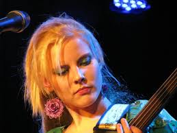 Marta Zalewska jest wokalistką, skrzypaczką i basistką. Współpracuje z artystami takimi jak Krystyna Prońko, Kayah, ... - MZ4d