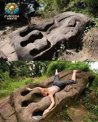 La enigmática Piedra del Cocodrilo Ubicada en el complejo del Templo Vat Phou, en Laos, esta roca peculiar lleva tallada la figura de un cocodrilo. Según los historiadores, se cree que este