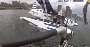 Avião de pequeno porte faz pouso forçado em rio de Nova York; Veja resgate