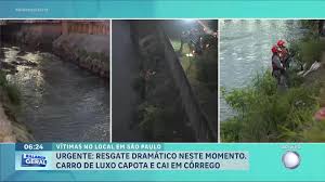 Carro cai em córrego e bombeiros realizam resgate na Avenida do Estado, em SP