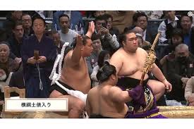 「一人変な奴おるね」大相撲観客席に視聴者注目＆怒り「酔っ払いかな？」「横綱に対して失礼やろ」（ENCOUNT）