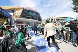 Wisconsin takes a 2-1 victory in the Frozen Four semifinals against UND