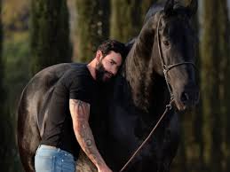 Gusttavo Lima doa lote de Friesians no Leilão JBJ Ranch e Família Quartista Weekend em ação beneficente ao Hospital de Amor