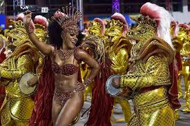 Rosas de Ouro e Dragões da Real encantam em noite marcada por atraso nos desfiles em SP