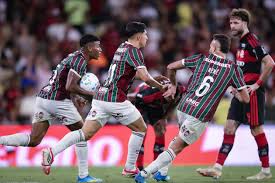 Análise: Fluminense paga preço por deixar Savarino no banco e tem 32 minutos de futebol no Fla-Flu