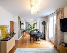 Image de intérieur appartement luxe Paris 7ème Invalides moulures dorées discret