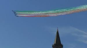 Spettacolo nel cielo di Lecco: il passaggio delle Frecce Tricolori