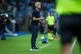 Luís Castro elogia entrada de Pérez e projeta "boa luta" por posição no Grêmio