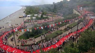 Binlerce kişi 400 metrelik Türk bayrağı eşliğinde yürüdü İhlas Haber Ajansı