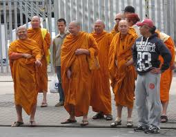 Résultat de recherche d'images pour "socks with sandals men"