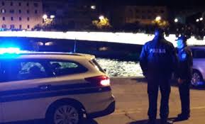 Rastrojeni 29-godišnjak galamio ispred kuće na Brodarici pa ispalio dva metka iz pištolja