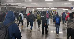 ¿No avanzan los trenes? Un usuario bajó a zona de vías en esta línea del Metro de la CDMX y provocó retrasos