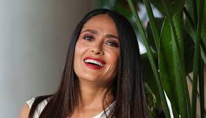 Salma Hayek's Genius Grey Hair Hack: The Secret's in Your Makeup Bag! - Imagen ilustrativa del artículo