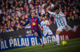 Con un ataque espectacular, el Barcelona arrebató al Real Madrid el primer puesto de la Liga.