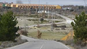 Un alcance entre dos turismos en la N-120 a su paso por San Miguel del Camino se salda con una joven herida