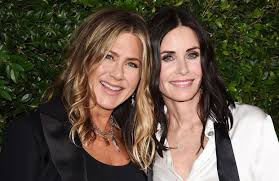 Jennifer Aniston BRÛLE Courteney Cox ! La vidéo TikTok qui fait le BUZZ ! - Imagen principal del artículo