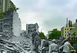 Znalezione obrazy dla zapytania Marcin Dziedzic fotografie współczesnej Warszawy ze zdjęciami z czasów Powstania Warszawskiego.