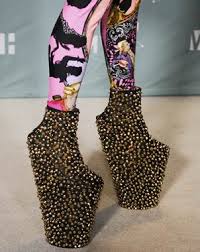 Resultado de imagen de lady gaga zapatos de armadillo