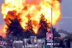 Explotan cuatro pipas de gas en Puebla; evacuan a 2 mil