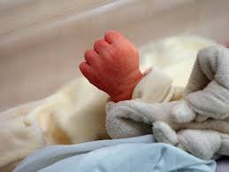 "Dépêchez-vous, le bébé est né" : renvoyée chez elle par la maternité, une mère accouche dans sa baignoire