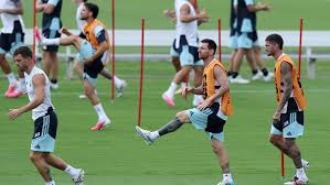 Leo Messi juega el partido que convirtió en Dios a Maradona