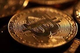 بیت‌کوین برای اولین بار در هفت ماه گذشته، به زیر ۹۰٬۰۰۰ دلار سقوط کرد