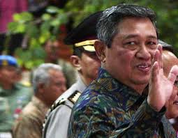 SBY Bicara Nazaruddin di Bawah Pohon Raksasa Bersandal Slop - presiden-sby-dada